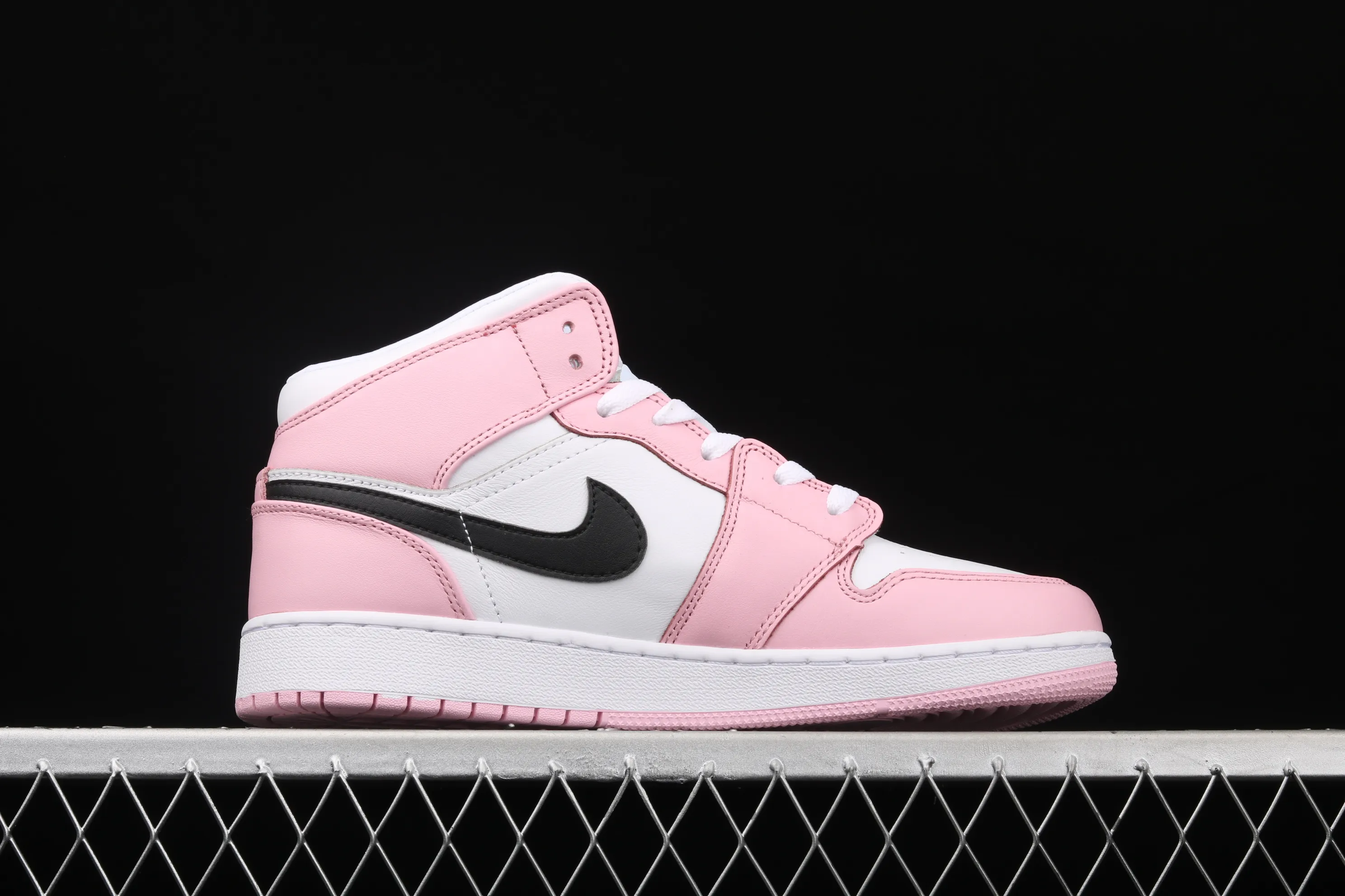 All categories Air Jordan Jordan series basketball shoes Air Jordan 1 Mid Air Jordan 1 Mid SE AJ1 Joe 1 white pink black hook Zhongbang basketball shoes BQ6472-500